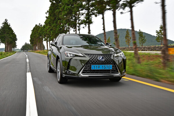 렉서스 순수 전기차(BEV) 모델인 UX 300e 시승모습.