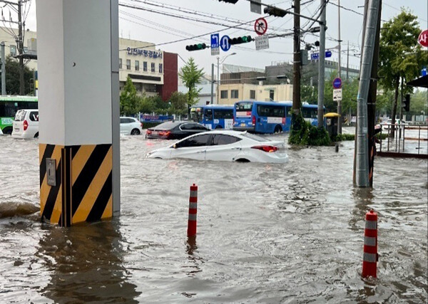8일 오후 갑자기 쏟아진 폭우로 인해 부천, 인천등 침수지역이 늘어나면서 피해가 속출하고 있다. 사진은 폭우로 침수된 인천 부평구 시내도로. 사진=연합뉴스