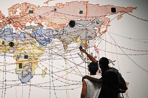 외국인 유학생들이 포도뮤지엄에서 리나 칼라트의 '짜여진 연대기' 작품을 감상하고 있다. 이 작품은 전 세계 이주 노동자들의 이동 경로를 전선으로 표현했다. (사진 = 포도뮤지엄)
