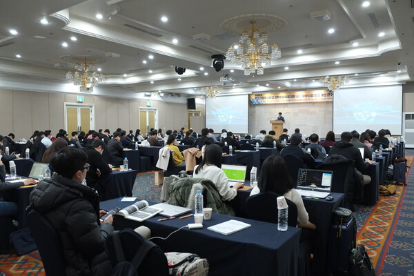 박지환 씽크포비엘 대표가 산업 디지털 전환(DX)에 필요한 인재 육성 방안을 제시하며 강연을 하고 있다. 