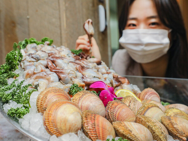 현대백화점, 제철 명품조개 '새조개' 맛보세요