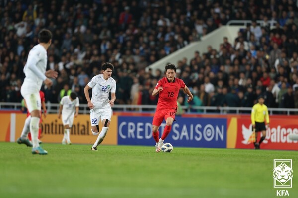 우즈베키스탄과 경기에서 공격을 시도하는 성진영(빨간 유니폼). 사진=대한축구협회