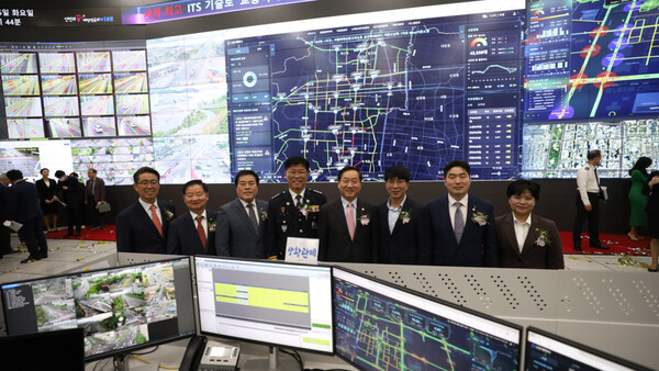 롯데정보통신이 인천광역시의 지능형 교통체계(ITS)구축을 마무리했다. 사진은 (왼쪽부터) 노준형 롯데정보통신 대표이사, 김종배 인천광역시 건설교통위원회 의원, 임관만 인천광역시 건설교통위원회 위원장, 이영상 인천경찰청장, 유정복 인천광역시장, 박종혁 인천광역시의회 부의장, 조성환 인천광역시 건설교통위원회 부위원장, 유승분 인천광역시 건설교통위원회 의원 (사진=롯데정보통신)