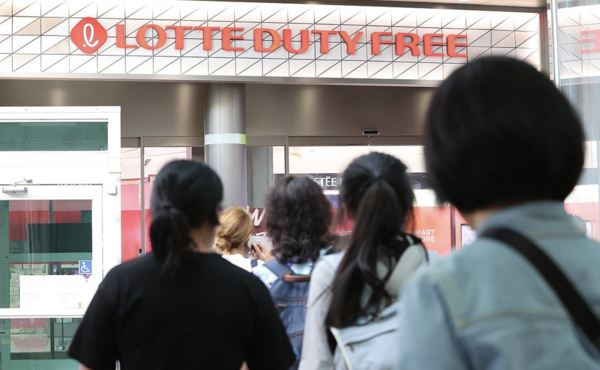 중국 정부가 한국행 단체 관광을 허용하며 중국인 관광객(유커)들이 입국하고 있는 24일 오후 서울 한 면세점에 중국 단체 관광객들이 들어서고 있다. ©연합뉴스