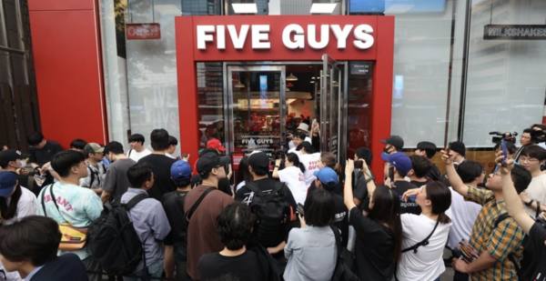 파이브가이즈 강남 1호점 앞에서 소비자들이 줄을 선 모습. ©연합뉴스 