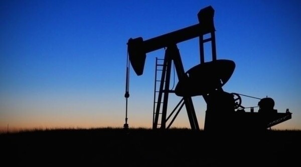 석유화학 기업들이 고유가와 중국의 석유제품 수출 확대 등으로 이중고를 겪고있다. 
