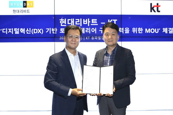 KT 박정준 기업고객본부장과 현대리바트 권태진 영업본부장이 양해각서 체결 후 기념 촬영을 하고 있다. 사진/KT