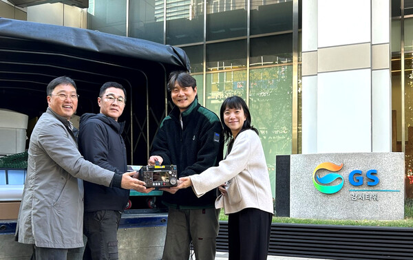 GS샵, 중고 방송 장비 기부 통해 공익적 재활용되는 ESG 활동 진행.docx, GS샵 임직원이 중고 방송 기자재를 기부하고 있다. ( 왼쪽부터 사회적기업 소나기커뮤니케이션 어윤수 대표, 방송콘텐츠진흥재단 이효민 팀장, GS리테일 영상제작2팀 김정용 매니저, GS리테일 영상제작2팀 정유연 매니저). GS샵 제공