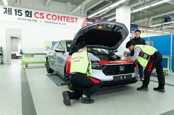 '제15회 혼다 CS 콘테스트(Customer Satisfaction Contest)' 참가자들이 실기 테스트를 치루고 있다. 사진=혼다코리아.