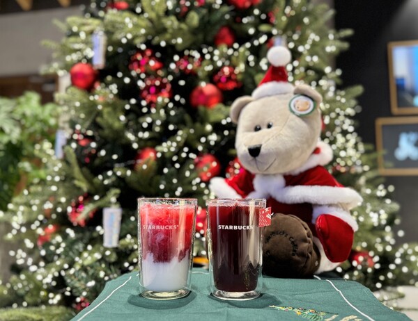 크리스마스 시즌 음료 '스타벅스 딸기 라떼'와 '크리스마스 루비 뱅쇼'