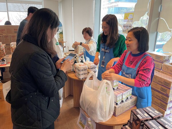 매일유업 자선바자회에서 직원들이 제품을 구입하고 있다. 매일유업은 판매 수익금 전액을 입양기관과 미혼모시설 등에 전달할 예정이다.