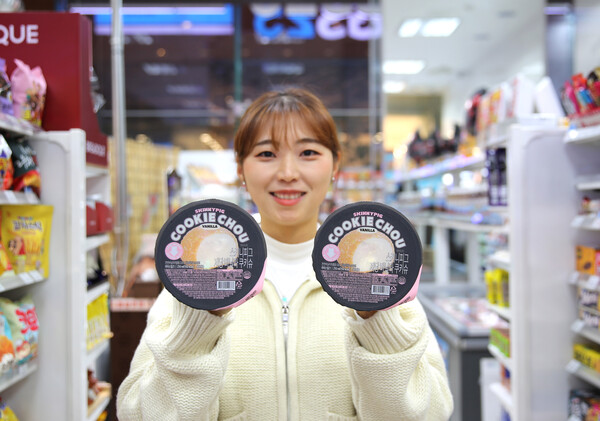 모델이 GS25에서 스키니피그의 '저당 바닐라 큐키슈'를 들고 포즈를 취하고 있다. (사진=GS리테일)