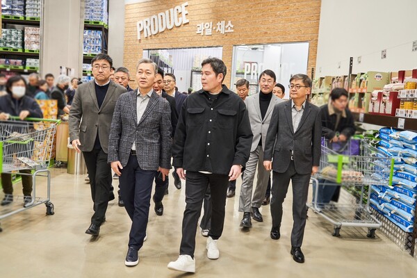 15일 정용진 신세계그룹부회장이 스타필드 수원을 둘러보고 있다. (사진=신세계그룹)