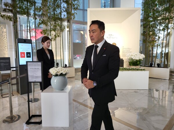 강성현 롯데쇼핑 마트·슈퍼사업부 대표이사가 18일 VCM 참석을 위해 서울 송파구 롯데월드타워에 도착해 먼저 신격호 롯데 창업주 4주기를 헌화한 뒤 VCM 장소로 이동하고 있다. (사진=구변경 기자)