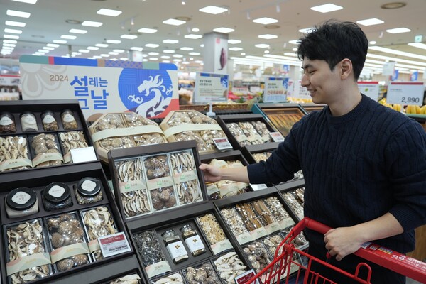 한 소비자가 롯데마트 제타플렉스 서울역점 농산매장에서 유기농 버섯 선물세트를 쇼핑하고 있다. (사진=롯데마트)