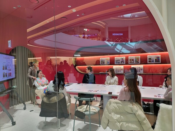 24일 스타필드 수원점을 방문한 고객들이 문화센터 강좌를 듣고 있다. (사진=구변경 기자)