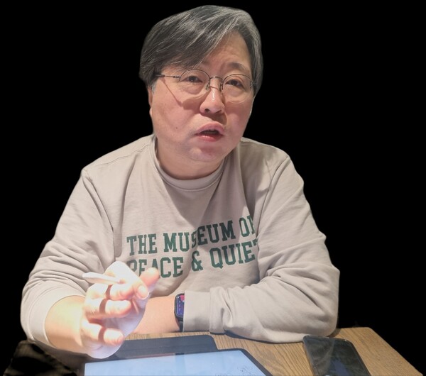 박철완 서정대학교 스마트자동차학과 교수가 인터뷰를 진행하고 있다. 사진=홍성효 기자