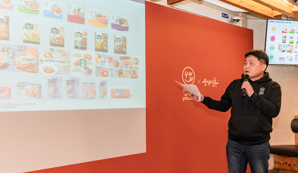 4일 서울 종로구 순대실록 대학로본점에서 열린 신세계푸드의 대안식품 설명회 '베러클래스(Better Class)'에서 민중식 R&D센터장이 대안육, 대안유 등 대안식품의 개발 방향을 설명하고 있다. (사진=신세계푸드)  