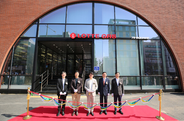 2일 송파구 삼전동에 위치한 롯데GRS 신 사옥 ‘GRS 79 SQUARE’ 개소식에서 좌측부터 롯데GRS 황문호 사외이사, 차우철 대표이사(가운데)와 최성민 노동조합위원장(가운데 왼쪽) 신동권 사외이사 이황 사외이사(오른쪽 끝) 등이 기념촬영을 하고 있다. (사진=롯데GRS)
