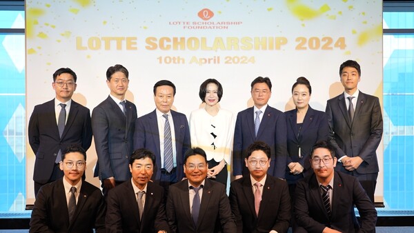 지난 10일 베트남 하노이에서 열린 롯데 신격호 글로벌 장학금 수여식에서 장혜선 롯데장학재단 이사장(사진 윗줄 중앙) 외 하노이 롯데 현지 법인장 및 관계자들이 기념사진을 촬영하고 있다. (사진=롯데장학재단)