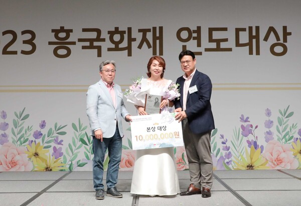 왼쪽부터) 흥국화재 송윤상 대표이사, 본상대상 수상자 이미선 울산지점 영업팀장, 최강환 개인사업부장이 기념촬영을 하고 있다. [사진=흥국화재 제공]