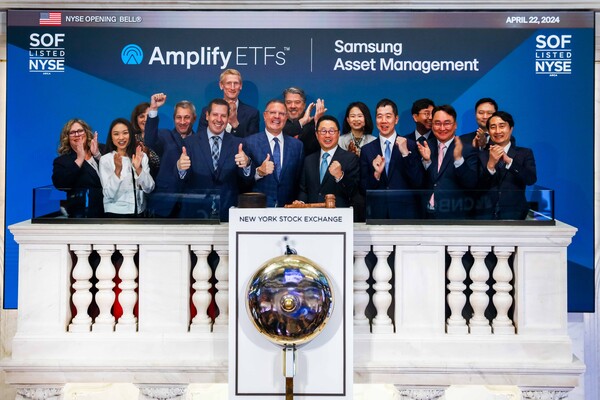 서봉균 삼성자산운용 대표이사(앞줄 가운데), Christian Magoon Amplify 대표이사(가운데 왼쪽), 임태혁 삼성자산운용 상무, 박준규 주 뉴욕 총영사관 부총영사 등이 22일 미국 뉴욕거래소에서 열린 '오프닝 벨' 행사에 참석하고 있다. 사진=삼성자산운용