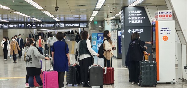 국내를 찾은 외국 관광객들이 와우패스 무인 환전 키오스크를 이용하는 모습 [사진=오렌지스퀘어 제공]