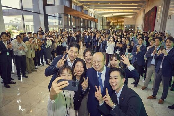 김승연 한화그룹 회장이 63빌딩을 떠나는 길에 직원들과 만나 기념 촬영을 하고 있다. [사진=한화그룹 제공]