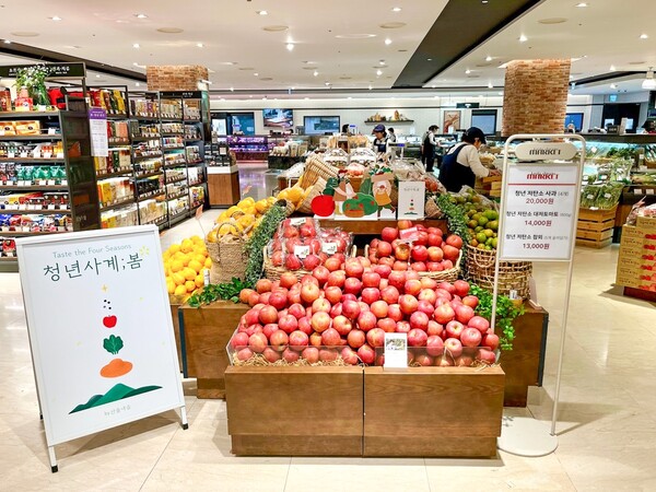 청년농이 재배한 농산물을 판매하는 모습. 사진=현대그린푸드