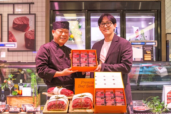 30일 오전 서울 강남구에 위치한 현대백화점 무역센터점 식품관에서 김석홍 현대그린푸드 정육 기능장(왼쪽)과 강우재 현대백화점 축산 바이어가 '미트 샘플러'를 선보이고 있다. (사진=현대백화점)