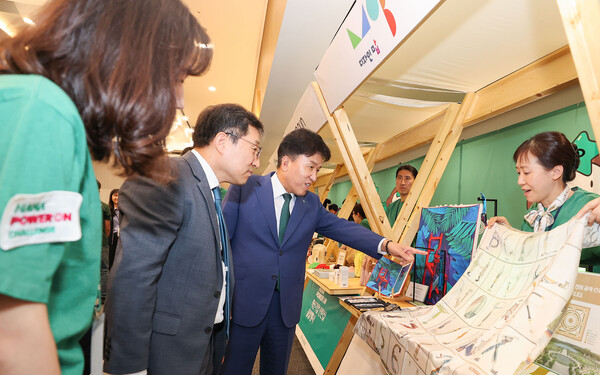 함영주 하나금융그룹 회장(사진 첫째 줄 오른쪽에서 두 번째), 이성희 고용노동부 차관(사진 첫째 줄 오른쪽에서 세 번째), 정현곤 한국사회적기업진흥원장(사진 첫째 줄 맨 오른쪽), 신입 인턴 대표(사진 첫째 줄 맨 왼쪽)이 사회혁신기업 인턴들과 함께 기념촬영을 하고 있다. [사진=하나금융그룹 제공]