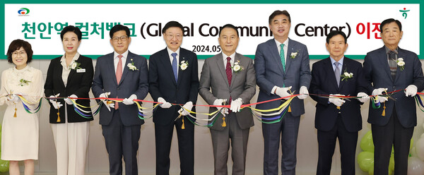 박상돈 천안시장(사진 왼쪽에서 다섯 번째)과 이승열 하나은행장(사진 왼쪽에서 네 번째), 행사에 참석한 관계자들이 기념촬영을 하고 있다. [사진=하나은행 제공]