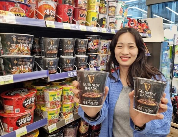 편의점 CU는 글로벌 맥주 브랜드 기네스(Guinness)와 손잡고 짜장라면을 출시한다고. 사진=CU