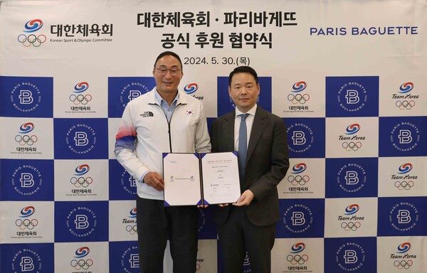 파리바게뜨가 30일 대한민국 국가 대표 선수단 '팀코리아 (Team Korea)'를 후원하는 협약을 체결했다. (왼쪽부터) 장재근 국가대표선수촌장, 허진수 ㈜파리크라상 사장이 기념 촬영을 하고 있다. (사진=파리바게뜨)