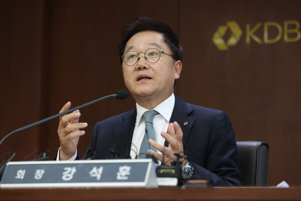 강석훈 산업은행 회장이 11일 오후 서울 영등포구 KDB산업은행 본점에서 취임 2주년 기자간담회를 하고 있다. [사진=연합뉴스]