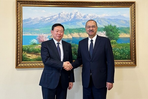 신동빈 롯데그룹 회장(왼쪽)과 압둘라 아리포프 우즈베키스탄 총리. (사진=롯데지주)