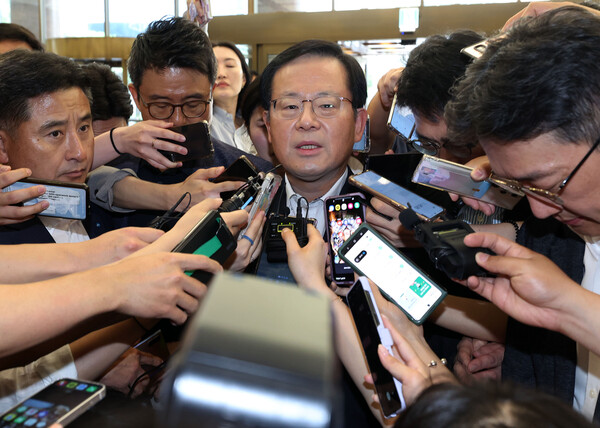 조병규 우리은행장이 19일 오전 서울 중구 은행회관에서 열린 이복현 금감원장과 은행장들과의 간담회에 참석하기 전 최근 발생한 100억원대 횡령 사고에 대해 사과하고 재발 방지를 약속하는 발언을 하고 있다. [사진=연합뉴스]