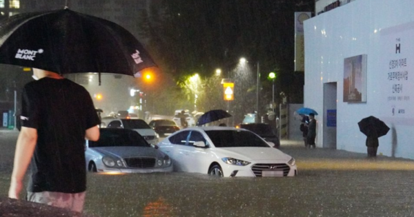 올해 1~5월 누적 자동차보험 손해율이 전년대비 소폭 오른 가운데 올 여름 기습폭우 또는 태풍이 예상되고 있다. 업계에서는 하반기 손해율에 따라 내년 자동차보험료 인상 가능성이 있다고 내다보고 있다. 지난 2022년 서울 강남에서 폭우로 인해 자동차 침수피해가 발생한 모습. [사진=연합뉴스]