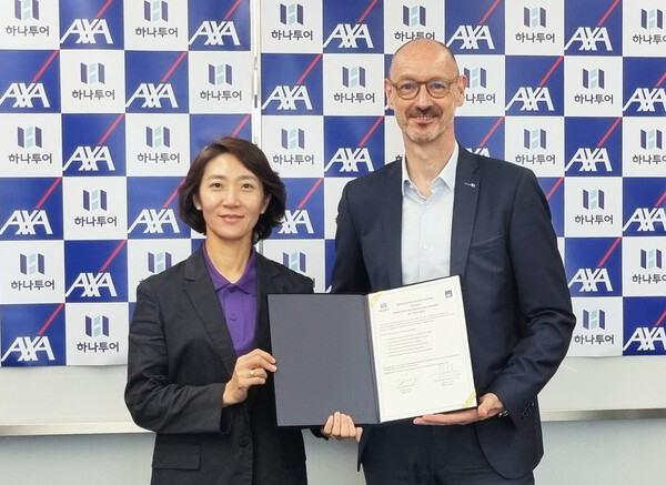 한스 브랑켄 대표이사(오른쪽)와 하나투어 송미선 대표이사가 25일 해외여행자보험 판매 관련 MOU를 체결한 후 기념 촬영을 하고 있다. [사진=AXA손해보험]