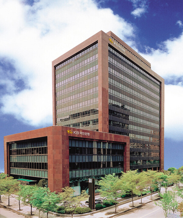 KB국민은행이 미래에셋자산운용과 손잡고 173조원 규모의 로보어드바이저 투자일임 시장에 출격한다. 국민은행과 미래에셋은 각각 퇴직연금, ETF시장에서 2위권에 머물러 있다. 이번 협업으로 1위로 도약할 수있을지 관심이 모아진다. [사진=KB국민은행]