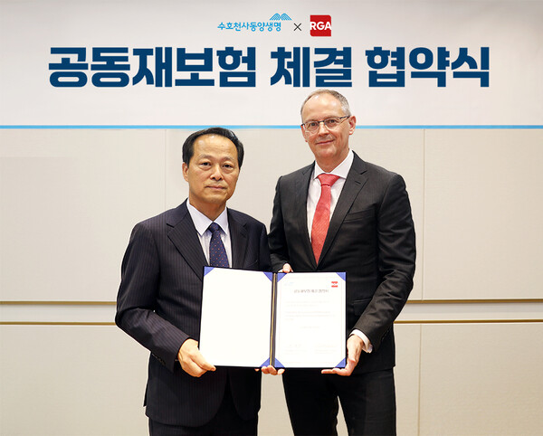 지난 25일 이문구 동양생명 대표이사(왼쪽)과 개스톤 노시터 아시아 태평양 지역 금융재보험 총괄 부사장이 체결식 후 기념촬영을 하고 있다. [사진=동양생명]