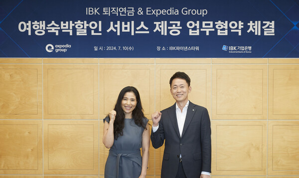 지난 10일 서울 중구 IBK파이낸스타워에서 열린 업무협약식에서 김태형 IBK기업은행 연금사업그룹 부행장(오른쪽)과 이의정 익스피디아그룹 전무(왼쪽)가 기념촬영을 하고 있다. [사진=IBK기업은행]