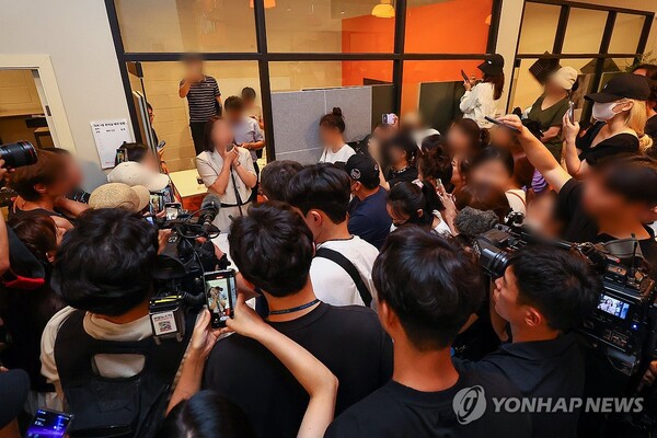 티몬·위메프 판매대금 정산 지연 사태가 이어진 25일 오후 피해자들이 서울 강남구 티몬 신사옥 사무실에서 공정거래위원회 관계자의 설명을 듣고 있다. (사진=연합뉴스)