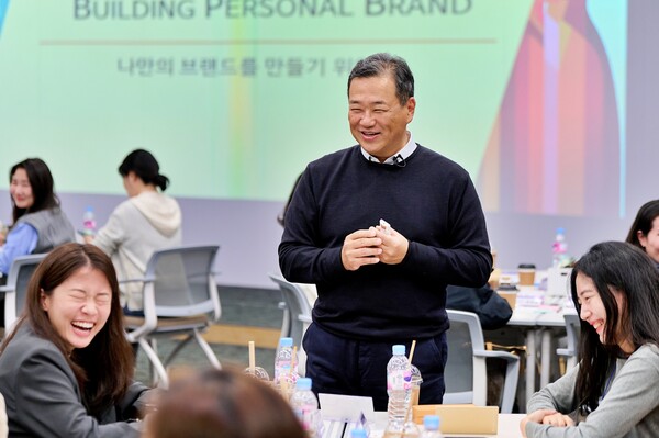 지난해 11월 경기도 오산시에 위치한 롯데인재개발원 오산캠퍼스에서 김상현 롯데 유통군 총괄대표 부회장(가운데)이 여성 리더들과 '제1회 롯데 유통군 여성 리더 워크숍'에 참여했다. (사진=롯데 유통군)