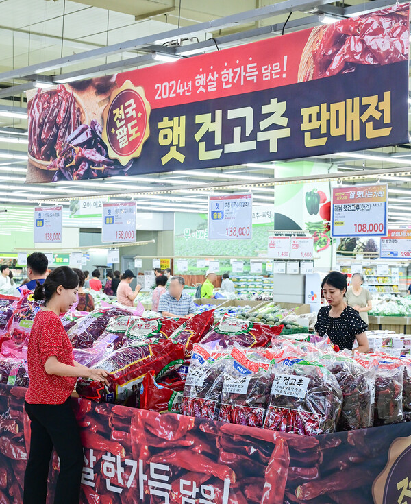 ​8일 서울 서초구 농협 하나로마트 양재점에 2024년 올해 처음 출하된 태양초 햇 건고추가 판매되고 있다. (사진=농협유통)​