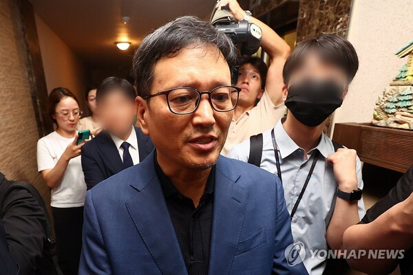 구영배 큐텐그룹 대표가 지난 1일 검찰의 자택 압수수색 협조를 위해 자택에 도착하고 있다. (사진=연합뉴스)