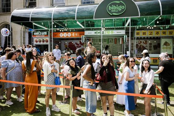 코리아하우스 야외 정원의 비비고 시장에서 음식을 사기 위해 관람객들이 줄을 서서 기다리고 있다. (사진=CJ그룹)