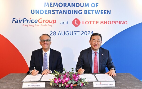 (왼쪽부터) 비풀 차울라 NTUC 페어프라이스 그룹 대표, 김상현 롯데 유통군 총괄대표 부회장. (사진=롯데 유통군)