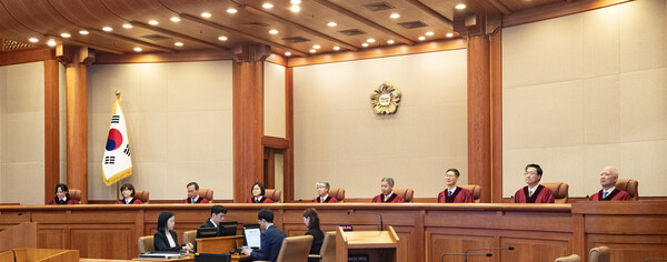 이종석 헌법재판소장을 비롯한 헌법재판관들이 29일 오후 헌법소원·위헌법률 심판이 열린 서울 종로구 헌법재판소 심판정에 입장하고 있다. 사진=연합뉴스