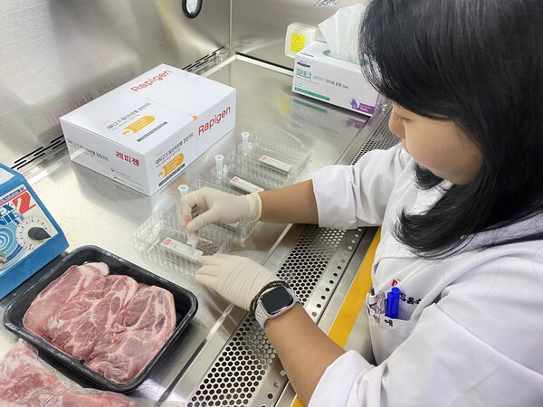 NS홈쇼핑 식품안전연구소 연구원이 육류에 대해 원산지 검증을 실시하고 있다. (사진=NS홈쇼핑)
